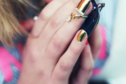 Czarne paznokcie ze złotym - inspiracje na manicure